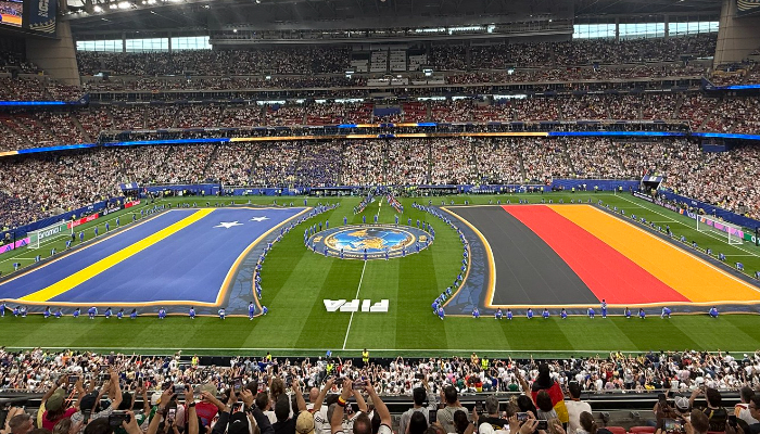 Prezident FIFA nebol na dvoch zápasoch súčasne. Fotografia, ktorá to má dokazovať, je upravená