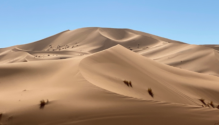Saharský prach na území Európy je bežný prírodný jav, nie je dôkazom chemických zásahov z lietadiel