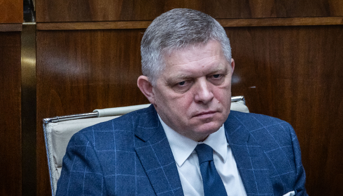 Koluje porovnanie platov Matúša Valla a Roberta Fica, pri Ficovom plate však chýba viac ako 60-tisíc v paušálnych náhradách
