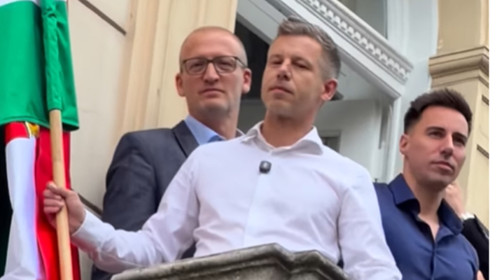 Magyar ukazoval protestujúcim, že ich zle počuje, nie prostredník